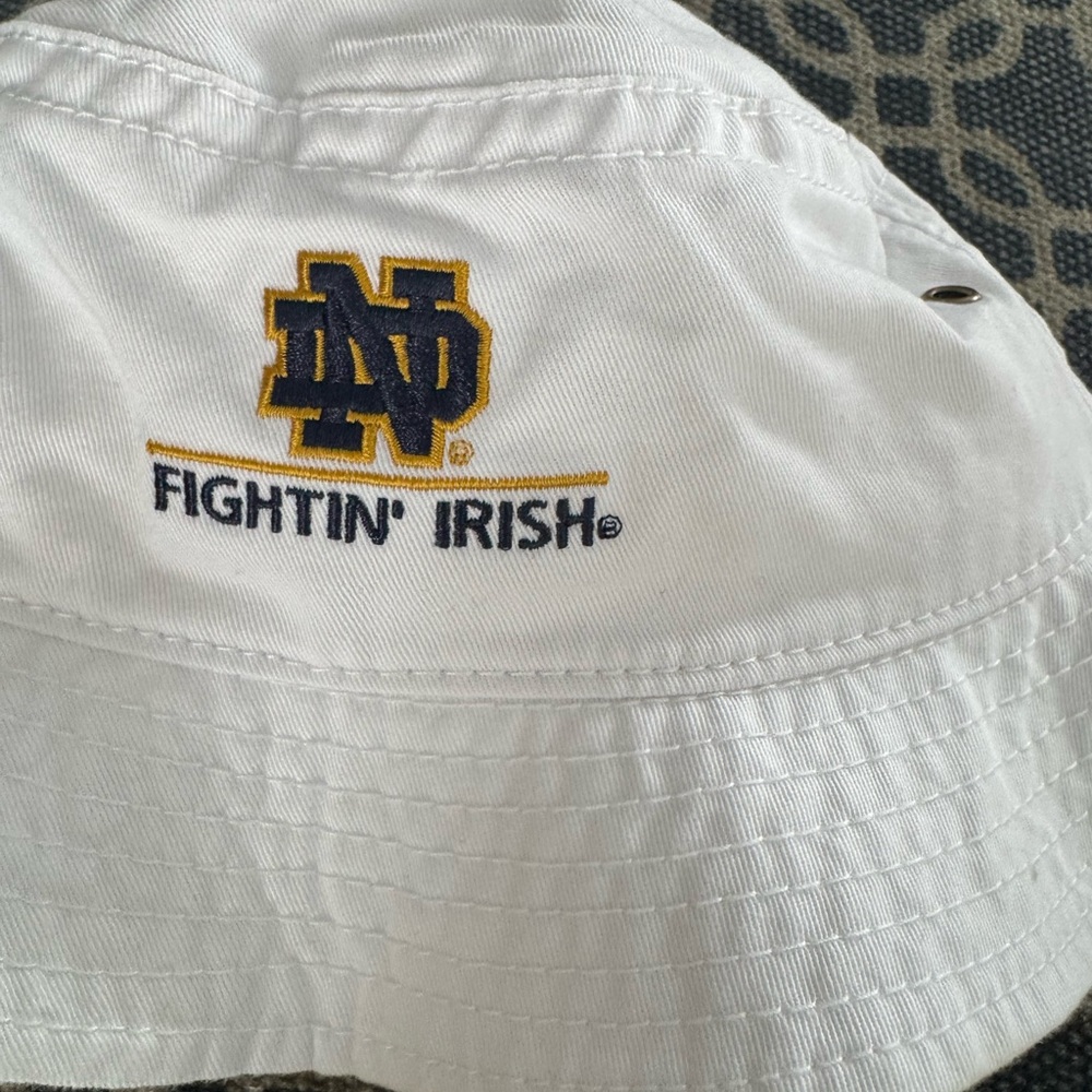 BRAND NEW W TAGS! Notre Dame Fighting Irish White Bucket Hat white size S/M